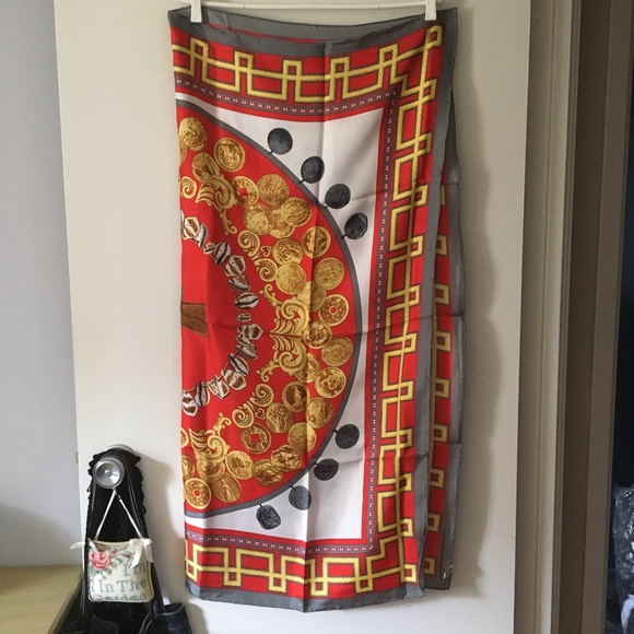 New British Museum Silk Twill Hand Rolled Ancient Roman Britain Theme Scarf - Picture 2 of 3